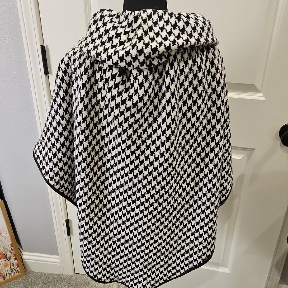 AKIRA Black and White Houndstooth Cape - Picture 8 of 8